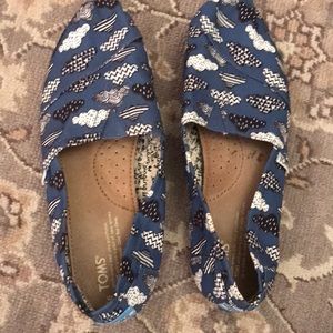 Toms blue cloud print shoes